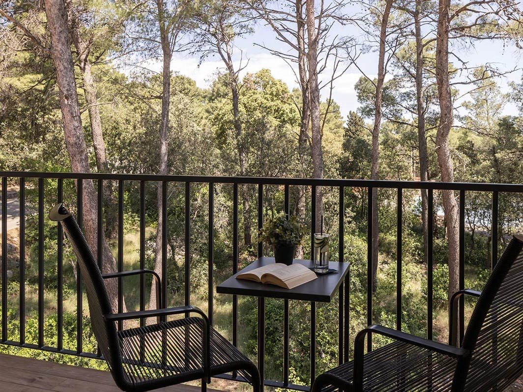 Aminess Senses Hvar Resort - Družinski poletni all inclusive light na Hvaru - Posebna akcija, Vrboska, Hrvaška - 999 EUR - 5x nočitev v dvoposteljni Superior sobi z balkonom za 2 osebi (1 otrok do 9,99 let brezplačno), All inclusive light