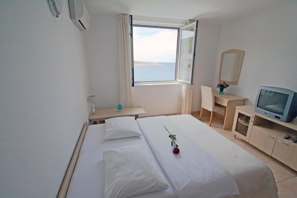 Aparthotel Tamarix - Poletje v pravljičnem zalivu - Plačas 4, bivaš 5 noči, Vinjerac, Hrvaška - 390 EUR - 5x nočitev v luksuznem Studio apartmaju za 2 osebe, Uporaba posteljnine in brisač