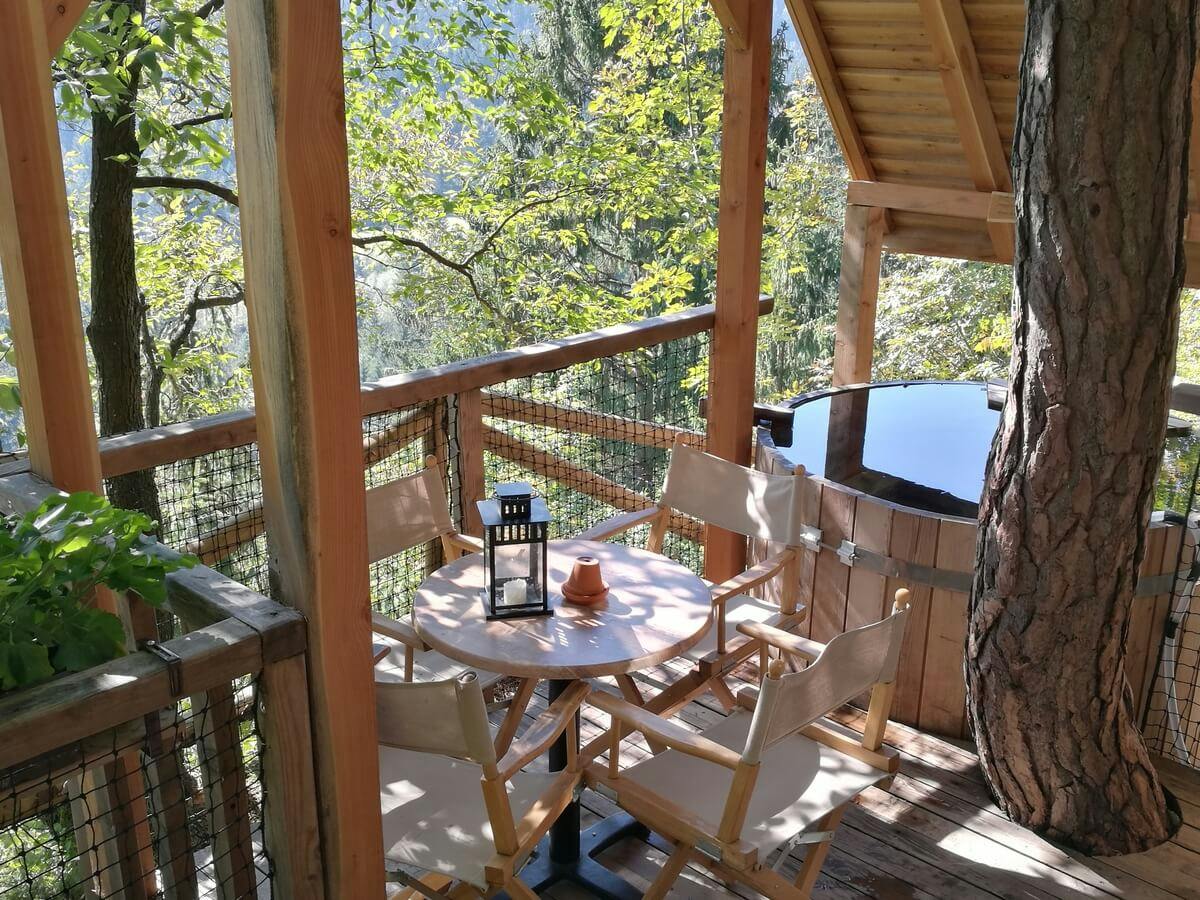 Ribno Alpine Glamping - Jesenski glamping na Bledu tijekom vikenda, Bled, Slovenija - 419 EUR - 2x noćenje u Alpine glamping kućici s drvenom kadom s toplom vodom za 2 osobe (2 djece do 12 godina besplatno), Doručak u Hotelu Ribno