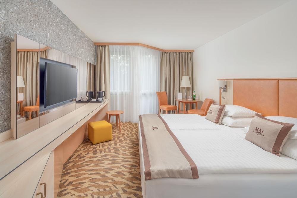 Lotus Therme Hotel & Spa - Luksuzni wellness oddih v Hévízu, Hévíz, Madžarska - 685 EUR - 4x nočitev v dvoposteljni Standard sobi za 2 osebi, Polpenzion
