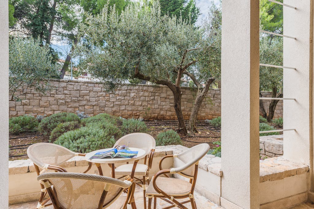 Aminess Vival Velaris Resort - Družinsko poletje na Braču, Supetar, otok Brač, Dalmacija, Hrvaška - 913 EUR - 4x nočitev v dvoposteljni Superior sobi z balkonom (pogled park) za 2 osebi (1 otrok do 9,99 let brezplačno), Polpenzion