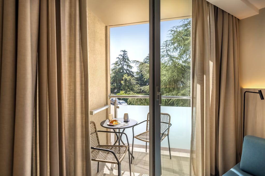 Aminess Vival Maestral Hotel - Družinska jesen, krompirjeve počitnice ali zimski oddih, Novigrad, Hrvaška - 293 EUR - 2x nočitev v dvoposteljni Superior sobi z balkonom za 2 osebi (1 otrok do 9,99 let brezplačno), Polpenzion (zajtrk in večerja)