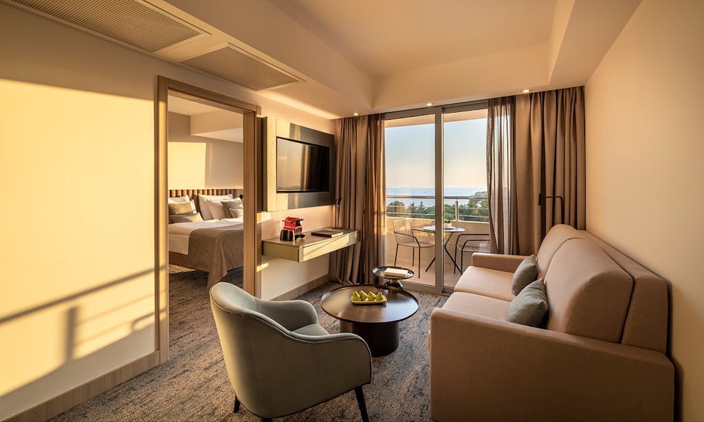 Aminess Vival Maestral Hotel - Družinska jesen, krompirjeve počitnice ali zimski oddih - Superior Suita, Novigrad, Hrvaška - 499 EUR - 2x nočitev v Superior Suiti z balkonom (morska stran) za 2 osebi (2 otroka do 9,99 let brezplačno), Polpenzion (zajtrk in večerja)