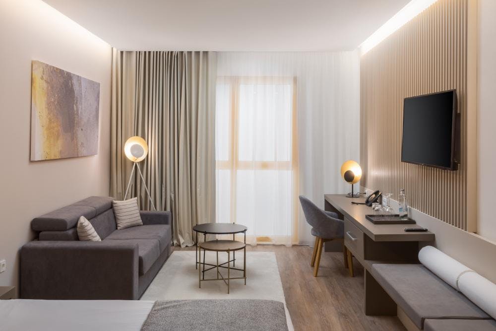 Aminess Laurel Khalani Hotel - Septembrsko poletje v 5-zvezdičnem hotelu v Makarski, Makarska, Hrvaška - 519 EUR - 2x nočitev v Classic sobi za 2 osebi (1 otrok do 9,99 let brezplačno), Polpenzion (samopostrežni zajtrk in večerja)