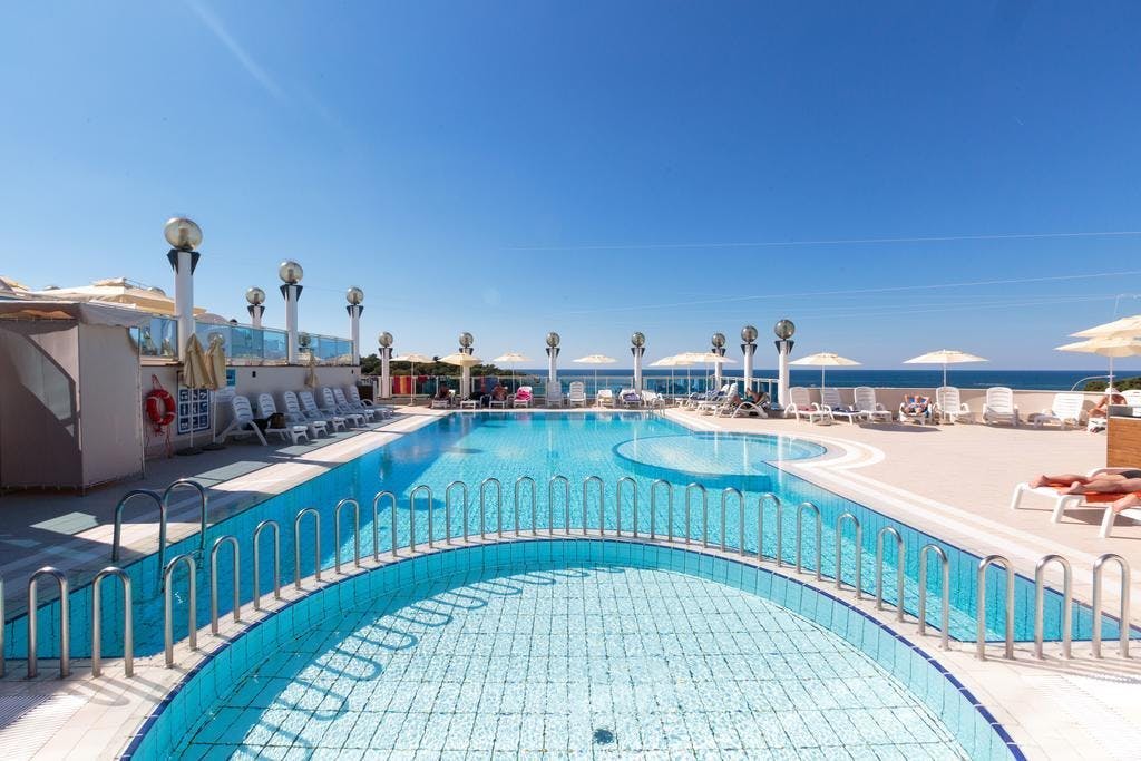 Hotel Gran Vista Plava Laguna - Ljeto u Poreču, Poreč, Hrvatska - 279 EUR - 3x noćenje u dvokrevetnoj Economy sobi s dodatnim ležajem za 2 osobe (1. dijete do 11,99 godina i 2. dijete do 4,99 godina besplatno), Polupansion i piće uz večeru