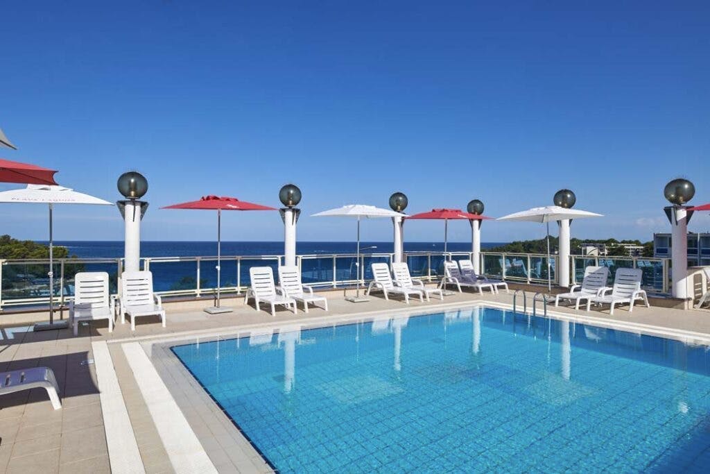 Hotel Gran Vista Plava Laguna - Ljeto u Poreču, Poreč, Hrvatska - 465 EUR - 5x noćenje u dvokrevetnoj Economy sobi s dodatnim ležajem za 2 osobe (1. dijete do 11,99 godina i 2. dijete do 4,99 godina besplatno), Polupansion i piće uz večeru