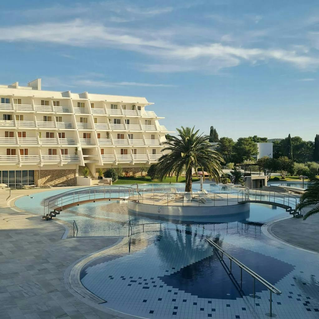 Hotel Olympia - Ljeto u rujnu u Vodicama - Classic soba - Produžena akcija, Vodice, Hrvatska - 309 EUR - 2x noćenje u dvokrevetnoj Classic sobi s balkonom (pogled park) za 2 osobe (1 dijete do 12,99 godina besplatno), Polupansion