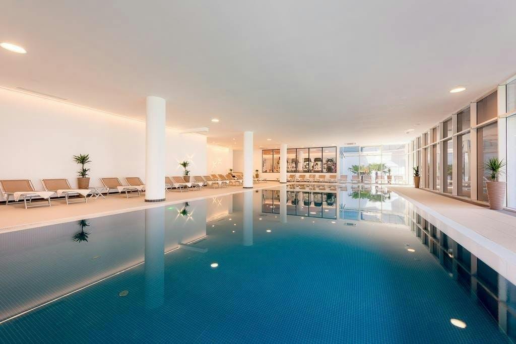 Hotel Olympia - Jesensko wellness opuštanje u Vodicama - Classic soba - Produžena akcija, Vodice, Hrvatska - 249 EUR - 2x noćenje u dvokrevetnoj Classic sobi s balkonom (pogled park) za 2 osobe (1 dijete do 12,99 godina besplatno), Polupansion