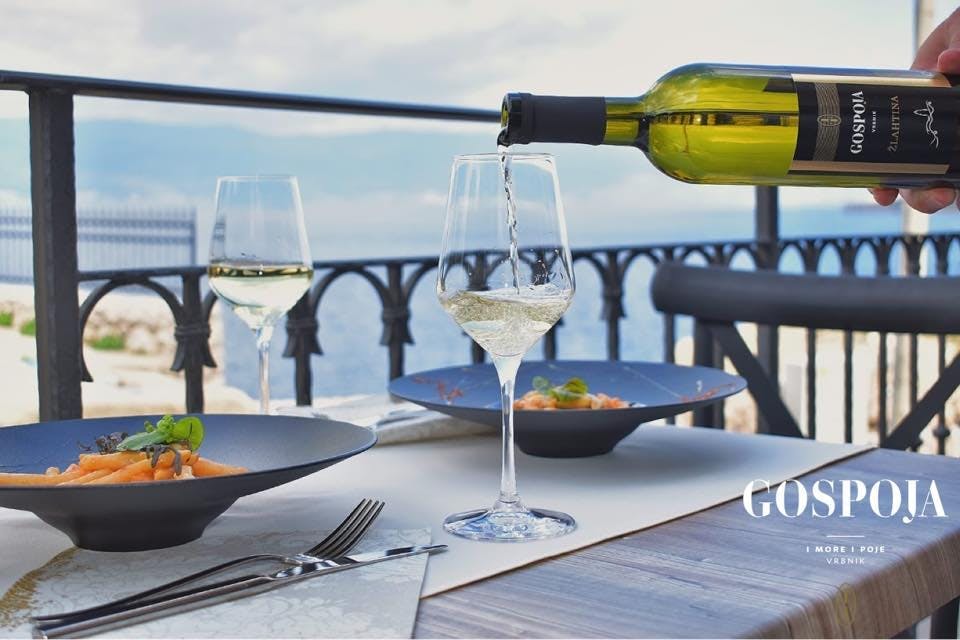 Hotel Vinotel Gospoja - Luksuzno ljeto na Krku uz vrhunsku gastronomiju, Vrbnik, Hrvatska - 975 EUR - 5x noćenje u Standard sobi morska strana za 2 osobe, Polupansion (doručak i servirana večera u 4 slijeda)