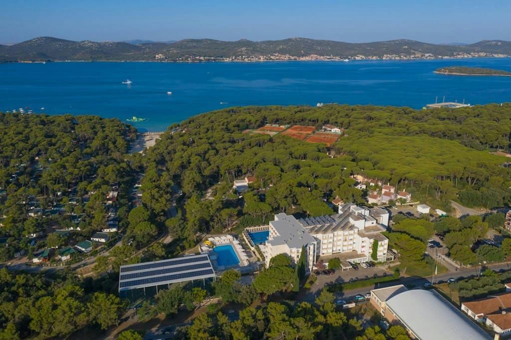 Family Hotel Adria - All inclusive odmor u Dalmaciji - Platite manje, uživajte više, Biograd na Moru, Hrvatska - 249 EUR - 2x noćenje u dvokrevetnoj Comfort sobi s balkonom za 2 osobe, All inclusive
