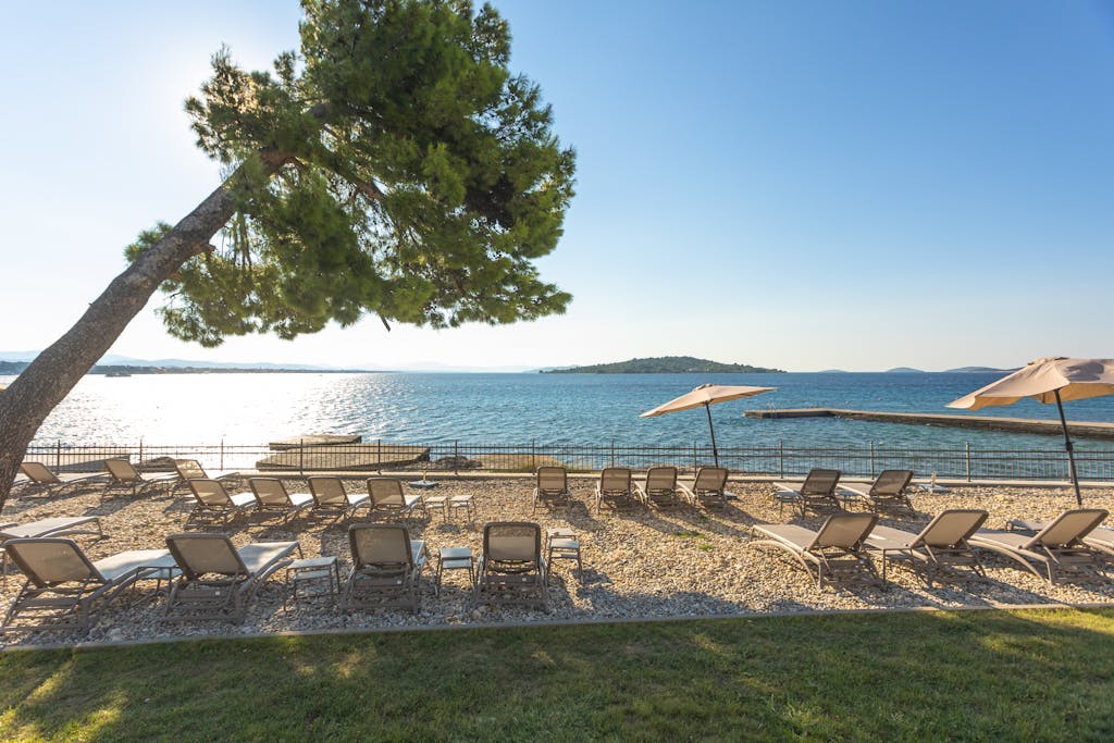 Villa Arausa - Obiteljska all inclusive light jesen - Posebna akcija, Vodice, Hrvatska - 256 EUR - 2x noćenje u dvokrevetnoj Standard sobi s balkonom morska strana za 2 osobe (1 dijete do 11,99 godina i 2. dijete do 2,99 godina besplatno), All inclusive light
