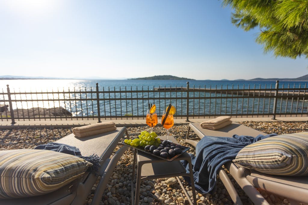 Villa Arausa - Obiteljska all inclusive light jesen - Posebna akcija, Vodice, Hrvatska - 181 EUR - 2x noćenje u dvokrevetnoj Standard sobi s balkonom morska strana za 2 osobe (1 dijete do 11,99 godina i 2. dijete do 2,99 godina besplatno), All inclusive light