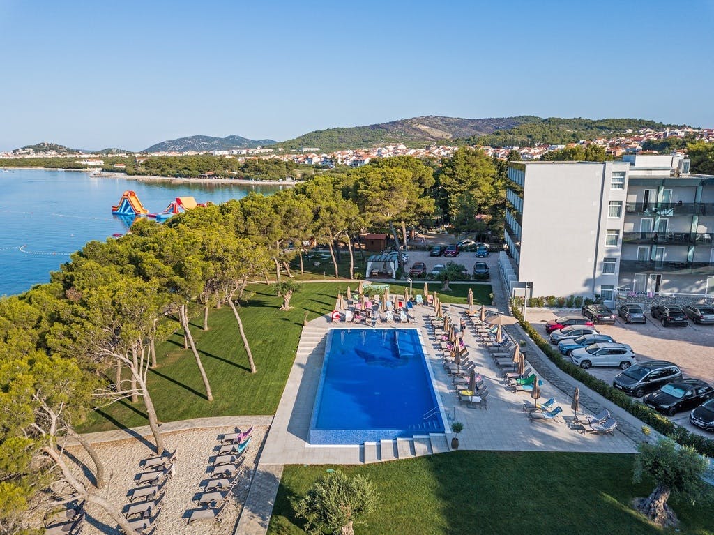 Villas Arausana & Antonina - Odmor u Vodicama uz more - Posebna akcija, Vodice, Hrvatska - 208 EUR - 2x noćenje u dvokrevetnoj sobi s balkonom (morska strana) za 2 osobe (1 dijete do 11,99 godina i 2. dijete do 2,99 godina besplatno), Polupansion