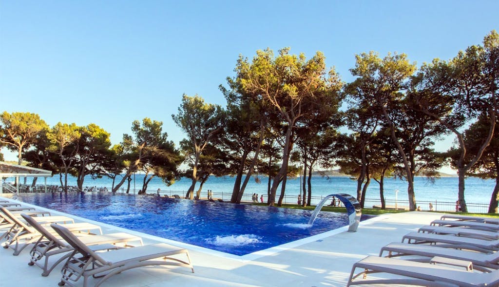 Villas Arausana & Antonina - Odmor u Vodicama uz more - Posebna akcija, Vodice, Hrvatska - 248 EUR - 2x noćenje u dvokrevetnoj sobi s balkonom (morska strana) za 2 osobe (1 dijete do 11,99 godina i 2. dijete do 2,99 godina besplatno), Polupansion