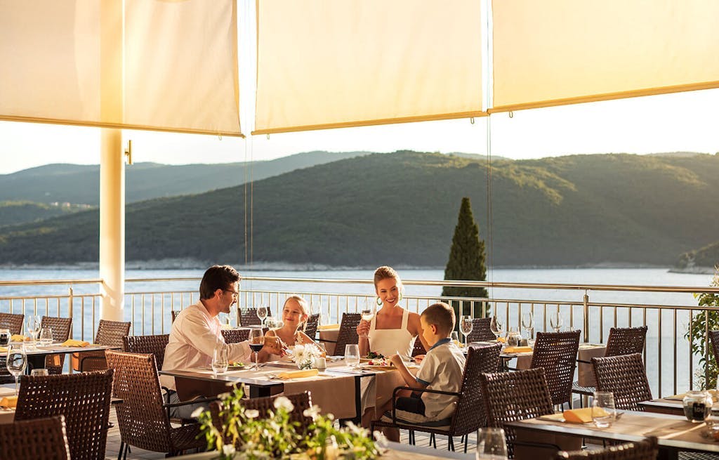 Valamar Sanfior Hotel & Casa - Vrhunski obiteljski odmor u Rapcu, Rabac, Hrvatska - 413 EUR - 2x noćenje u sobi „Junior Suite“ za 2 osobe (2 djece do 11,99 godina besplatno), Polupansion s uključenim bezalkoholnim negaziranim pićima iz šankomata tijekom obroka
