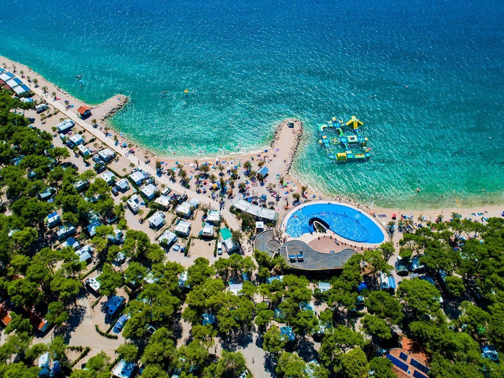 Amadria Park Camping Šibenik - Ljeto u rujnu u Solarisu - Standard mobilna kućica, Šibenik, Hrvatska - 350 EUR - 2x noćenje u Standard mobilnoj kućici za do 6 osoba (4 odrasle osobe i 2 djece do 11,99 godina besplatno), Piće dobrodošlice prilikom prijave