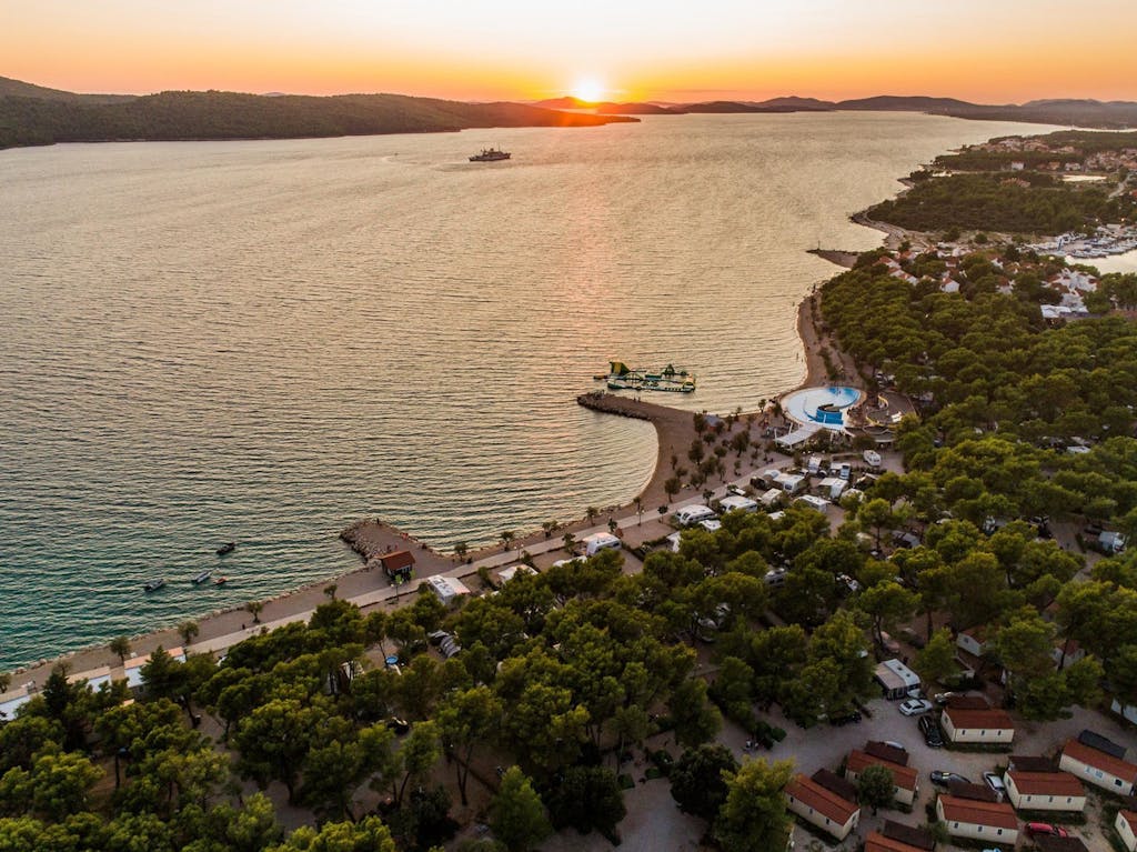 Amadria Park Camping Šibenik - Čarobna jesen u Solarisu - Standard mobilna kućica, Šibenik, Hrvatska - 234 EUR - 2x noćenje u Standard mobilnoj kućici za do 6 osoba (4 odrasle osobe i 2 djece do 11,99 godina besplatno), Piće dobrodošlice prilikom prijave