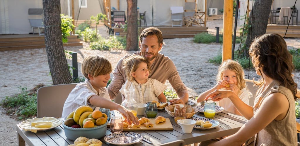 Falkensteiner Premium Camping Zadar - Jesenski wellness odmor uz more, Zadar, Hrvatska - 320 EUR - 2x noćenje u Family Home mobilnoj kućici u neposrednoj blizini mora za 4 osobe (1 dijete do 11,99 godina besplatno), Svakodnevna animacija za djecu i odrasle