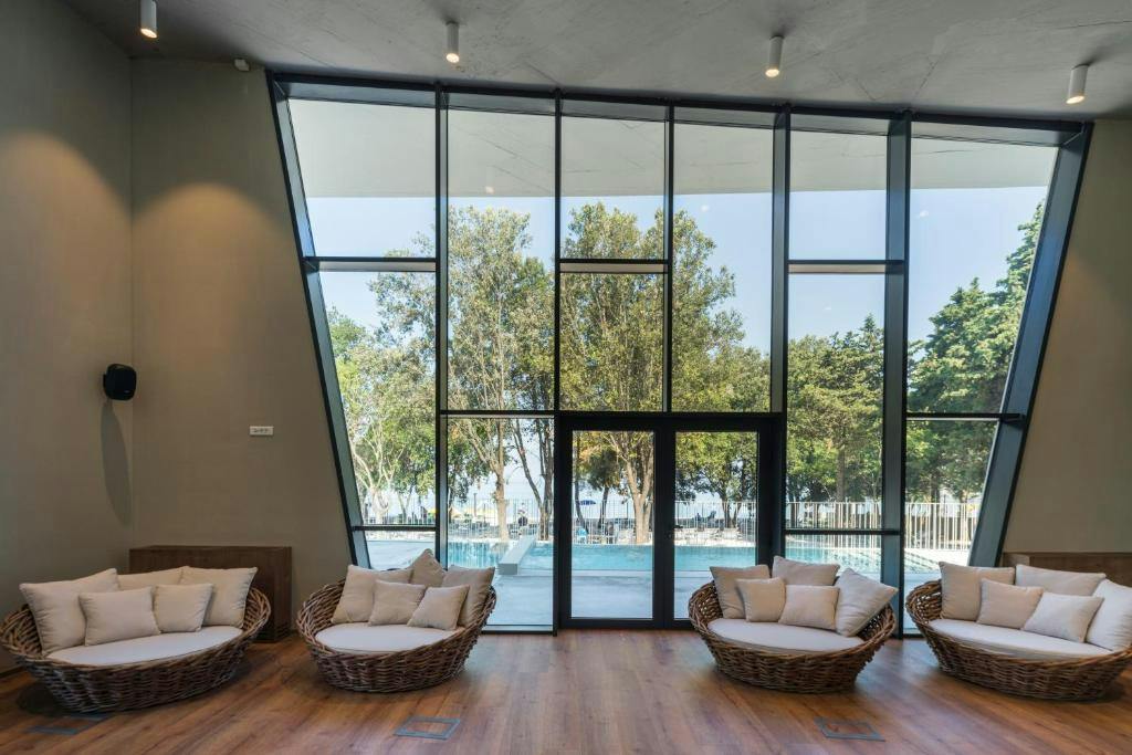 Falkensteiner Premium Camping Zadar - Wellness oddih z vključenim zajtrkom in animacijo za noč čarovnic - Family Home ali Family Plus mobilna hiška, Zadar, Hrvaška - 215 EUR - 2x nočitev v Family Home mobilni hiški v neposredni bližini morja za 4 osebe (1 otrok do 11,99 let brezplačno) ali v Family Plus mobilni hiški za 6 oseb (1 otrok do 11,99 let brezplačno), Zajtrk