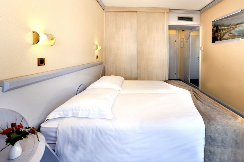 Hotel Plavi Plava Laguna - Družinsko poletje v Poreču, Poreč, Istra, Hrvaška - 919 EUR - 5x nočitev v Classic dvoposteljni sobi z balkonom in dodatnim ležiščem za 2 osebi (1. otrok do 11,99 let in 2. otrok do 4,99 let brezplačno), Polpenzion