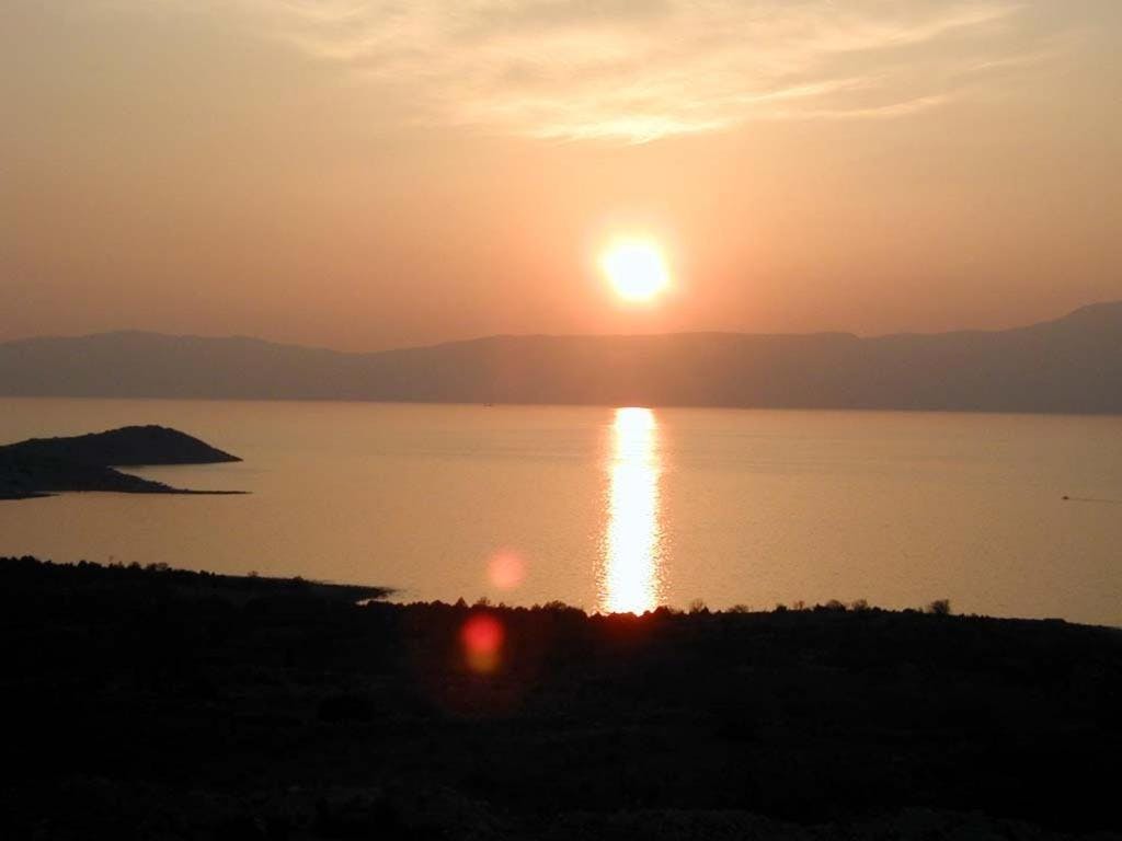 Hoteli Omišalj - Hotel Adriatic - Ljeto na Krku, Omišalj, Hrvatska - 276 EUR - 3x noćenje u dvokrevetnoj sobi za 2 osobe (1. dijete do 7,99 godina besplatno), Polupansion (buffet doručak i buffet večera s uključenim bezalkoholnim pićem)