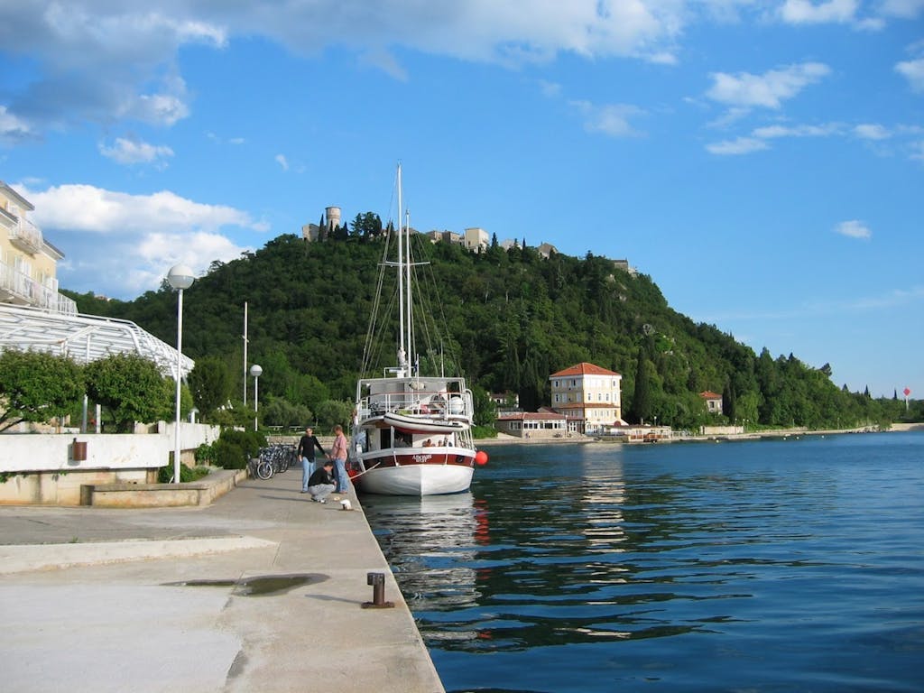 Hoteli Omišalj - Hotel Adriatic - Rujan na Krku, Omišalj, Hrvatska - 269 EUR - 3x noćenje u dvokrevetnoj sobi za 2 osobe (1. dijete do 7,99 godina besplatno), Polupansion (buffet doručak i buffet večera s uključenim bezalkoholnim pićem)