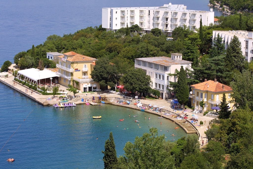 Hoteli Omišalj - Depandansa Marina - Ljeto na Krku, Omišalj, Hrvatska - 246 EUR - 3x noćenje u dvokrevetnoj sobi za 2 osobe (1. dijete do 7,99 godina besplatno), Polupansion (buffet doručak i buffet večera s uključenim bezalkoholnim pićem)