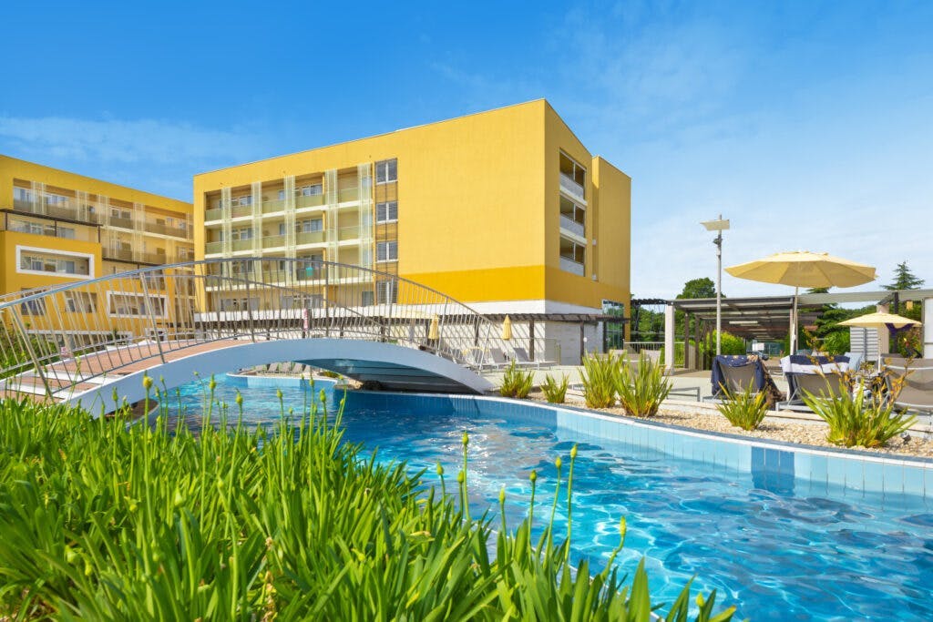 Residence Garden Istra Plava Laguna - Jesenski odmor s uključenom animacijom za velike obitelji, Umag, Hrvatska - 480 EUR - 2x noćenje u dvije spojene Classic sobe s balkonom (pogled park) za 2 osobe (3 djece do 11,99 godina besplatno), Polupansion