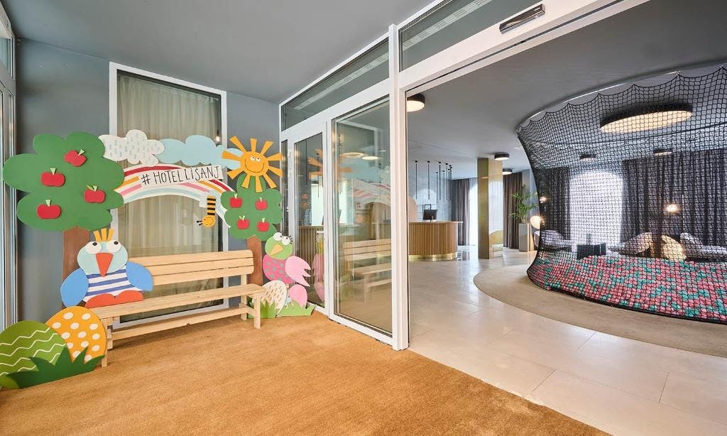 Aminess Vival Lišanj Family Hotel - Obiteljski all inclusive light s animacijom, Novi Vinodolski, Hrvatska - 325 EUR - 2x noćenje u dvokrevetnoj Standard sobi za 2 osobe (1 dijete do 14,99 godina besplatno), All inclusive light