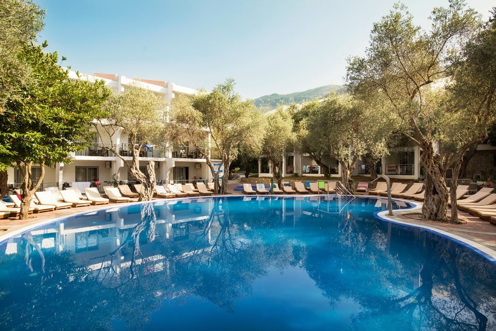Vile Oliva Petrovac - Odmor za parove, Petrovac na Moru, Crna Gora - 339 EUR - 3x noćenje u Standard dvokrevetnoj sobi u vilama (1 francuski ležaj) za 2 osobe, All inclusive