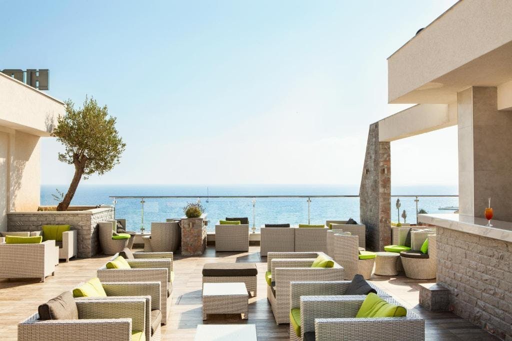 Vile Oliva Petrovac - Odmor za velike obitelji, Petrovac na Moru, Crna Gora - 575 EUR - 3x noćenje u Apartmanu Duplex u vilama (1 francuski ležaj i 2 single ležaja) za 2 osobe (3 djece do 11,99 godina besplatno), All inclusive