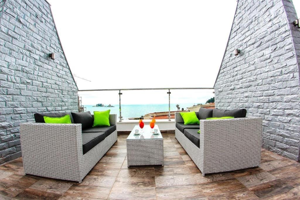 Vile Oliva Petrovac - Rujanski odmor za velike obitelji, Petrovac na Moru, Crna Gora - 1.929 EUR - 7x noćenje u Apartmanu Duplex u vilama (1 francuski ležaj i 2 single ležaja) za 2 osobe (3 djece do 11,99 godina besplatno), All inclusive