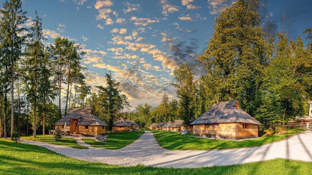 Slovenia Eco Resort - Glamping kućica, Stahovica, Kamnik, Slovenija - 90 EUR - 1x noćenje u drvenoj Glamping kućici Eco Resorta (zajednička kuhinja i toalet) za 2 osobe, Korištenje finske saune u trajanju od 1 sat