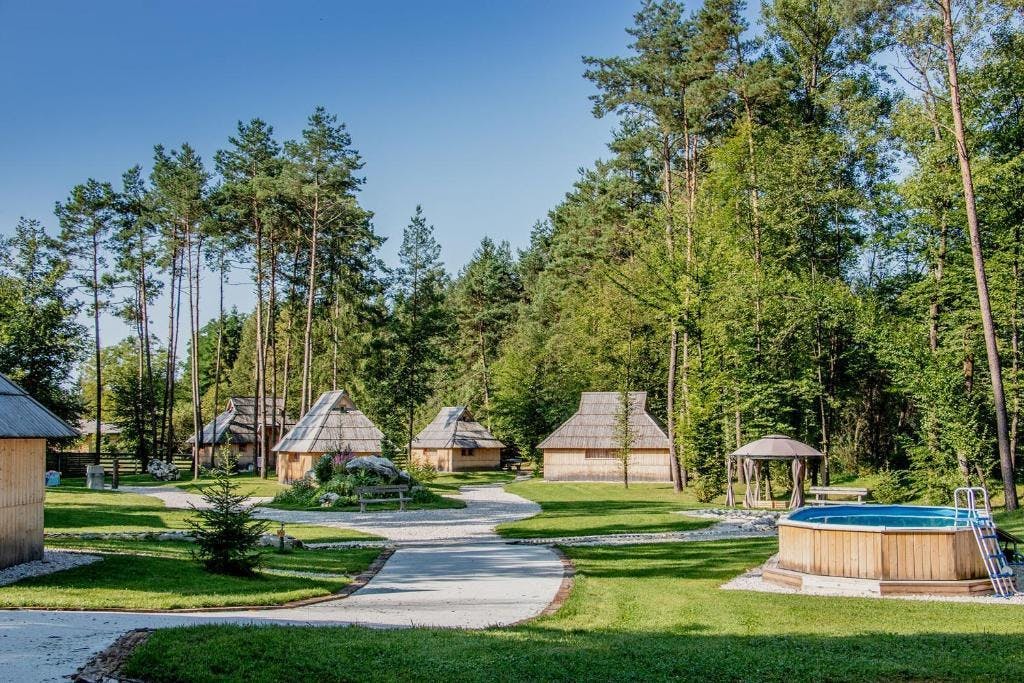 Slovenia Eco Resort - Glamping kućica, Stahovica, Kamnik, Slovenija - 95 EUR - 1x noćenje u drvenoj Glamping kućici Eco Resorta (zajednička kuhinja i toalet) za 2 osobe, Korištenje finske saune u trajanju od 1 sat