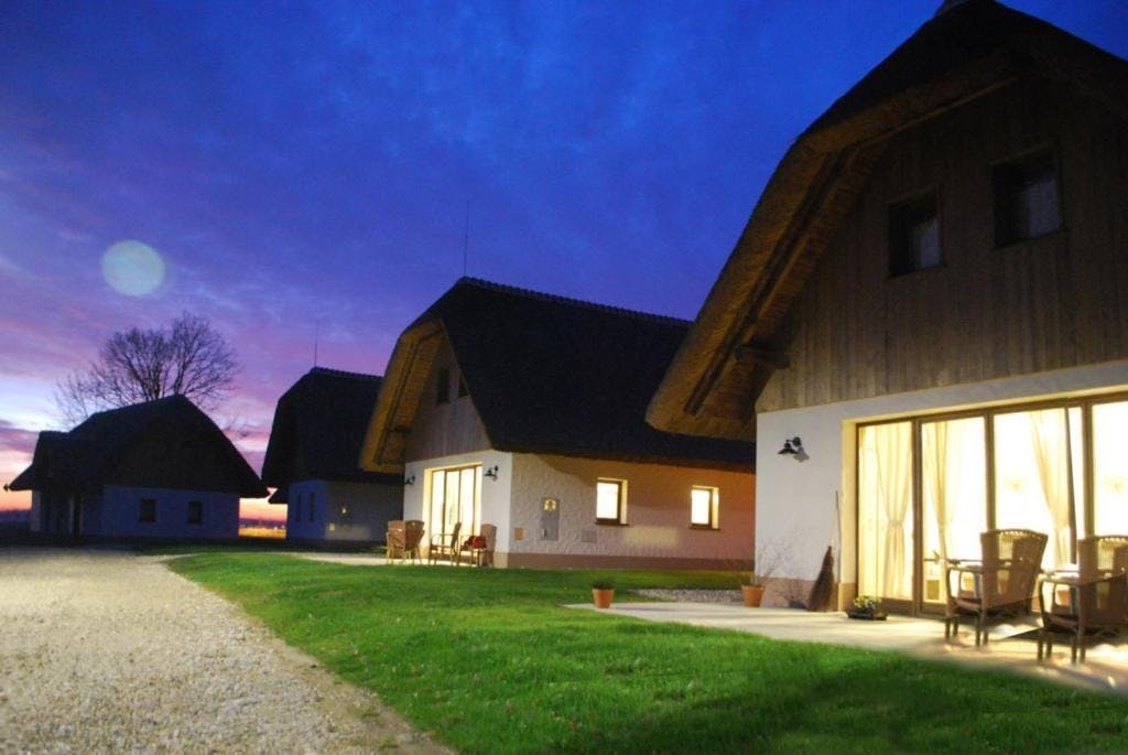 Panonsko selo - Odmor u Prekmurju i kupanje u Termama 3000 - Vila s privatnim jacuzzijem - Vikend odmor, Moravske Toplice, Slovenija - 456 EUR - 2x noćenje u vili s privatnim jacuzzijem za do 7 osoba, 2x karte za kupanje u Termama 3000