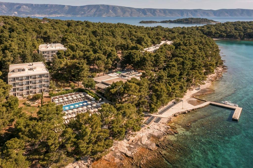 Aminess Senses Resort - Obiteljska jesen sa all inclusive light na Hvaru - Posebna akcijska cijena, Vrboska, Hrvatska - 461 EUR - 5x noćenje u dvokrevetnoj Superior sobi s balkonom za 2 osobe (1 dijete do 9,99 godina besplatno), All inclusive light