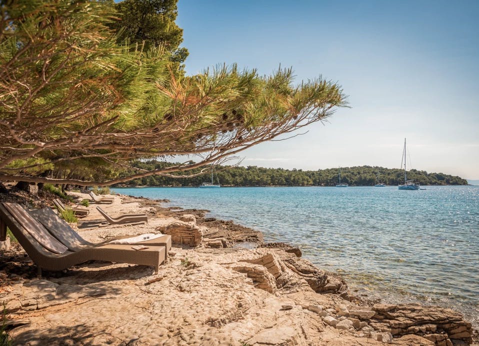 Aminess Senses Resort - Obiteljska jesen sa all inclusive light na Hvaru, Vrboska, Hrvatska - 231 EUR - 2x noćenje u dvokrevetnoj Superior sobi s balkonom za 2 osobe (1 dijete do 9,99 godina besplatno), All inclusive light