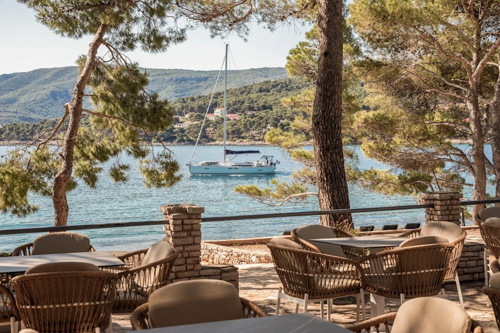 Aminess Senses Resort - Obiteljski kraj ljeta sa all inclusive light na Hvaru, Vrboska, Hrvatska - 270 EUR - 2x noćenje u dvokrevetnoj Superior sobi s balkonom za 2 osobe (1 dijete do 9,99 godina besplatno), All inclusive light