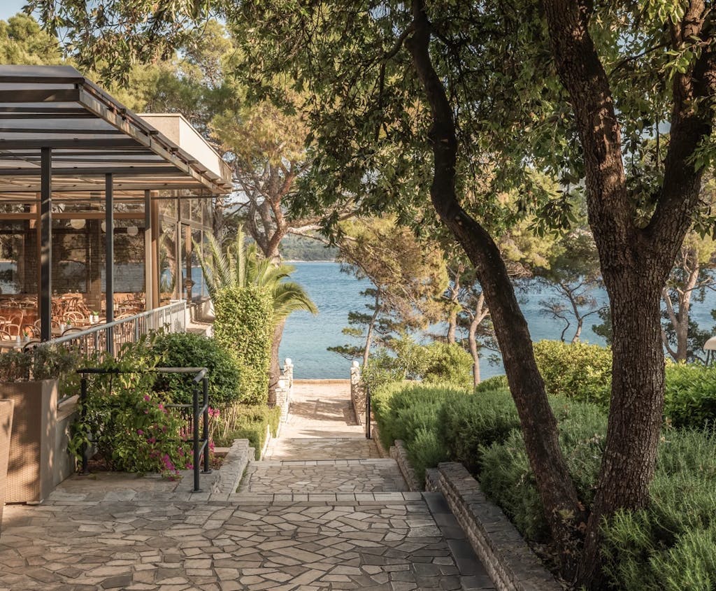 Aminess Senses Resort - Obiteljska jesen sa all inclusive light na Hvaru, Vrboska, Hrvatska - 216 EUR - 2x noćenje u dvokrevetnoj Superior sobi s balkonom za 2 osobe (1 dijete do 9,99 godina besplatno), All inclusive light