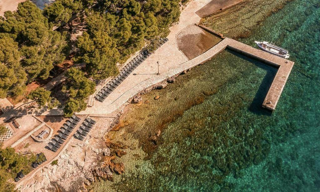 Aminess Senses Hvar Resort - Obiteljski ljetni all inclusive light na Hvaru - Posebna akcijska cijena, Vrboska, Hrvatska - 652 EUR - 4x noćenje u dvokrevetnoj Superior sobi s balkonom za 2 osobe (1 dijete do 9,99 godina besplatno), All inclusive light