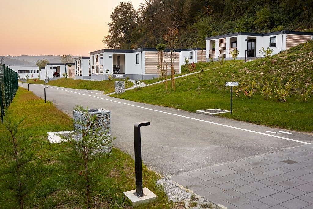 Kamp Terme Jezerčica - Zimski odmor u mobilnim kućicama s polupansionom tijekom tjedna, Donja Stubica, Hrvatska - 239 EUR - 2x noćenje u mobilnoj kućici "Exclusive 4+2" za 2 osobe (2 djece do 4,99 godina besplatno), Polupansion (buffet doručak i večera s uključenim bezalkoholnim pićem iz šankomata uz obroke)