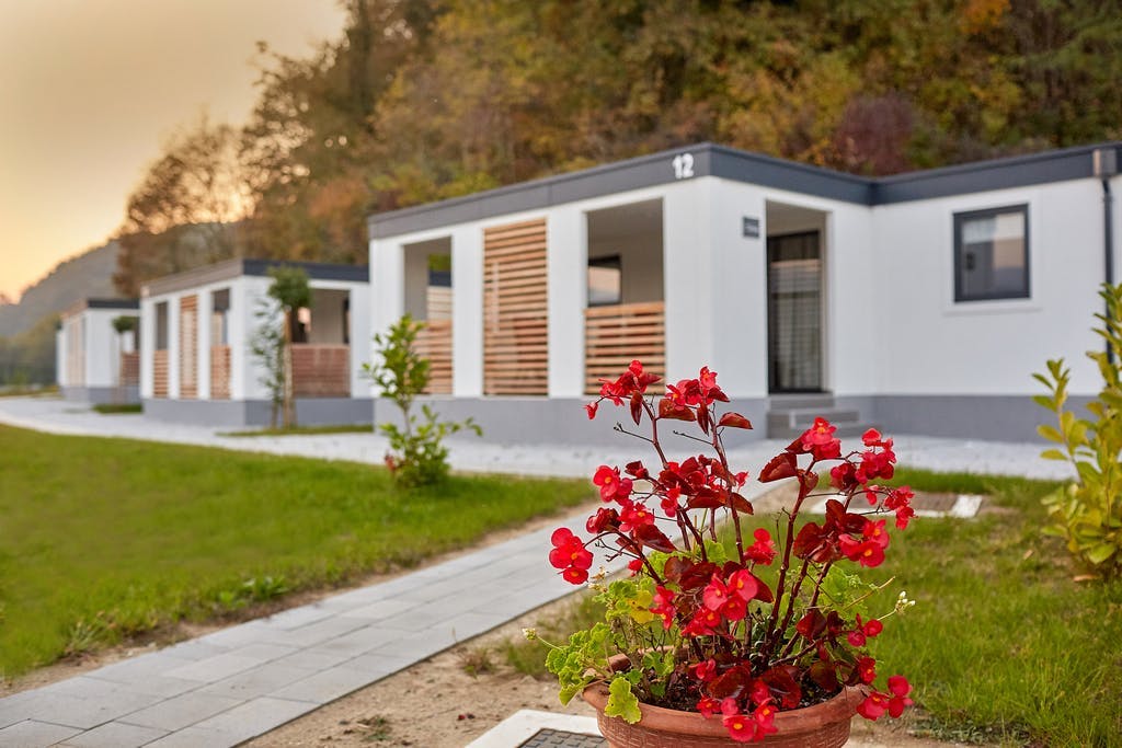 Kamp Terme Jezerčica - Zimski vikend odmor u mobilnim kućicama, Donja Stubica, Hrvatska - 240 EUR - 2x noćenje u mobilnoj kućici Exclusive za 4 odrasle osobe i 2 djece do 11,99 godina, Neograničeno korištenje unutarnjih bazena s termalnom ljekovitom vodom i vanjskih bazena