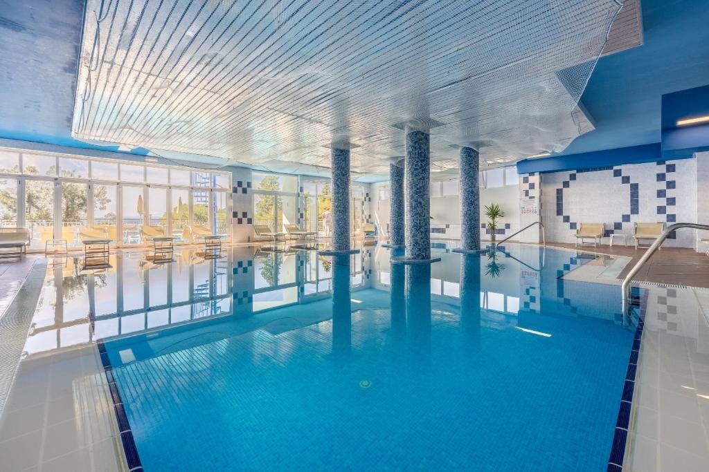 Mediteran Maradiso Hotel by Aminess - Obiteljska jesen u Crikvenici, Crikvenica, Hrvatska - 202 EUR - 2x noćenje u dvokrevetnoj Comfort sobi s balkonom za 2 osobe (1 dijete do 9,99 godina besplatno), Polupansion (buffet doručak i večera)