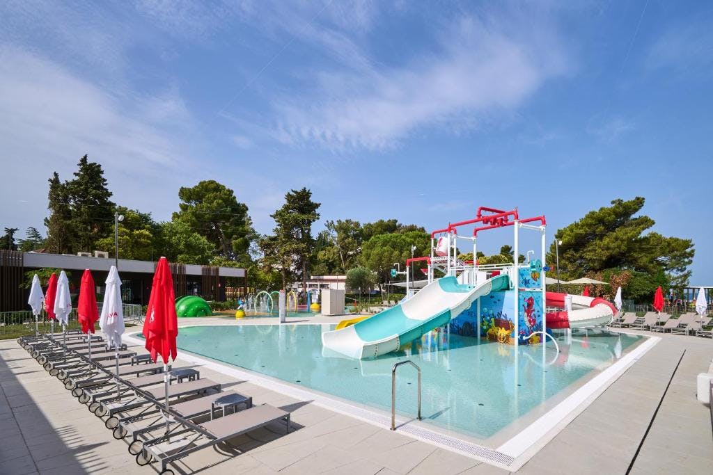 Hotel Umag Plava Laguna - Jesenski obiteljski odmor, Umag, Hrvatska - 409 EUR - 3x noćenje u dvokrevetnoj Classic sobi s balkonom (pogled park) za 2 osobe (1 dijete do 11,99 godina i 1 dijete do 4,99 godina besplatno), Polupansion