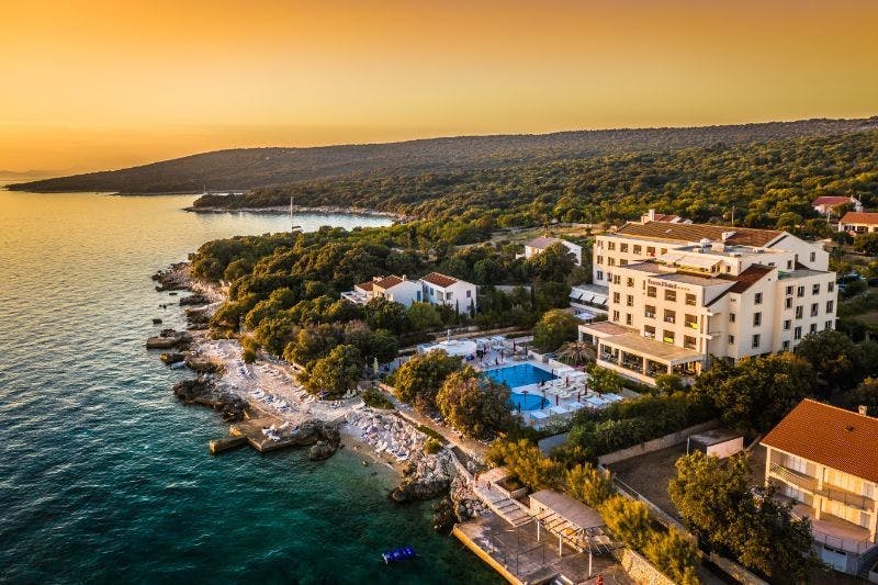 La Luna Island Hotel - Obiteljska all inclusive jesen na Pagu, Lun, Hrvatska - 296 EUR - 2x noćenje u dvokrevetnoj Standard sobi s pomoćnim ležajem za 2 osobe (1 dijete do 11,99 godina i 2. dijete do 2,99 godina besplatno), All inclusive