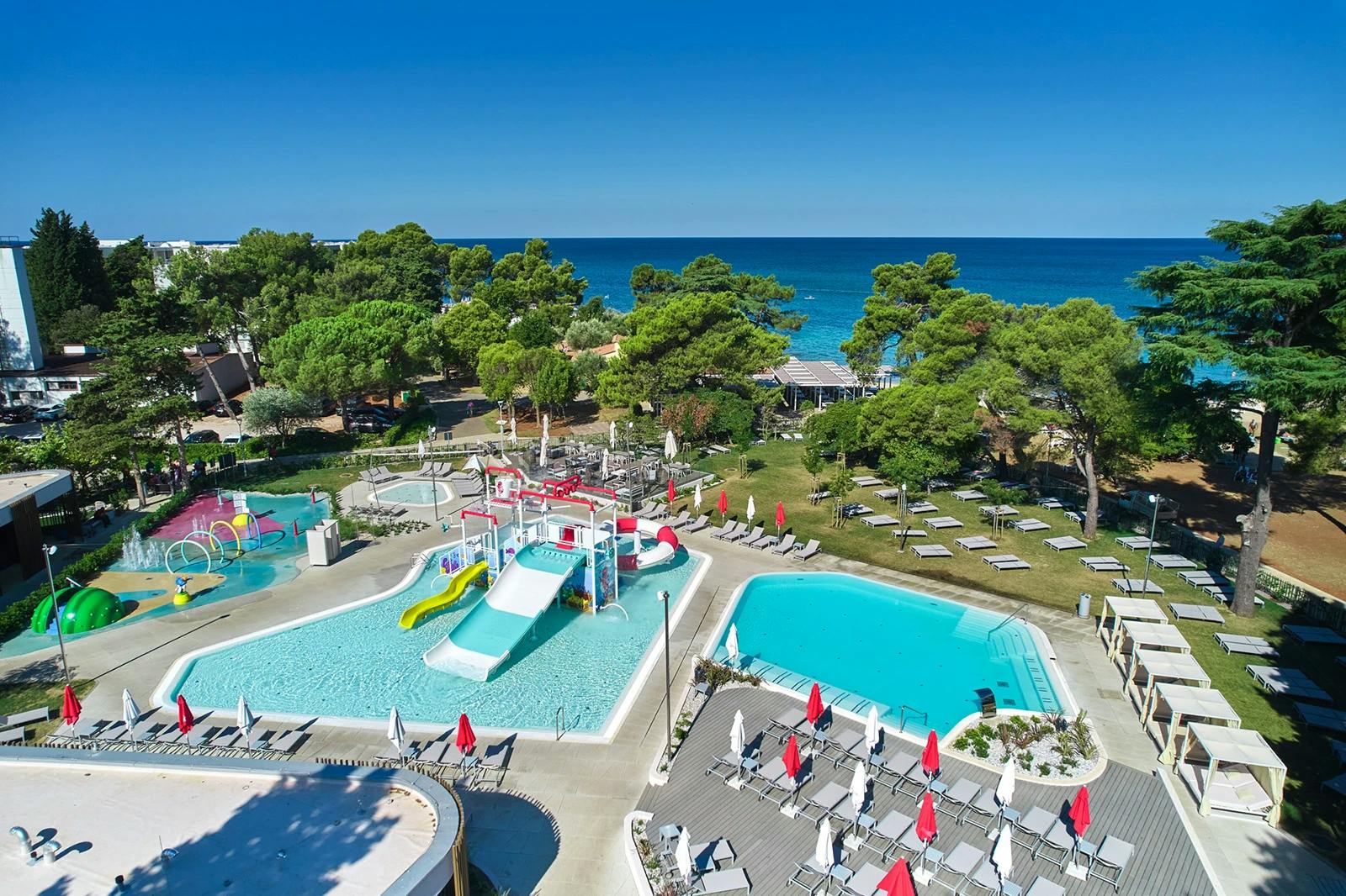 Hotel Sipar Plava Laguna - Obiteljski kraj ljeta uz plažu, Umag, Hrvatska - 412 EUR - 3x noćenje u dvokrevetnoj Superior sobi s pomoćnim krevetom i balkonom (park strana) za 2 osobe (1 dijete do 11,99 godina i 1 dijete do 4,99 godina besplatno), Polupansion