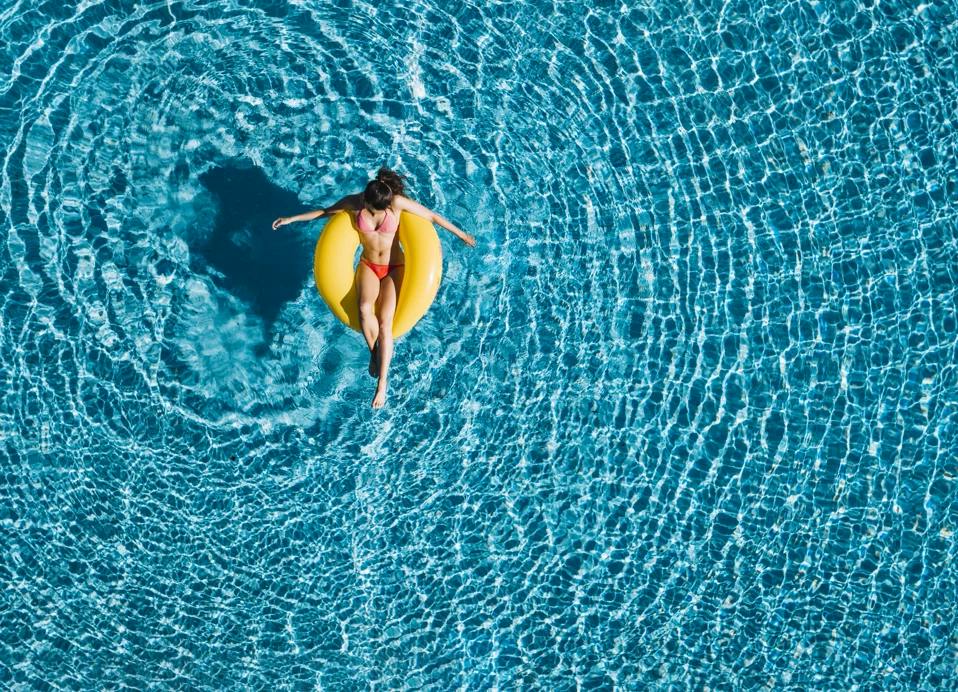 Aminess Vival Port9 Resort - Obiteljski kraj ljeta na Korčuli - Posebna akcijska cijena, Korčula, Hrvatska - 220 EUR - 2x noćenje u dvokrevetnoj Superior sobi s balkonom strana park za 2 osobe (1 dijete do 9,99 godina besplatno), Polupansion
