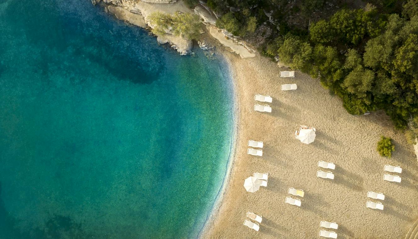 Aminess Vival Port9 Resort - Obiteljski kraj ljeta na Korčuli - Posebna akcijska cijena, Korčula, Hrvatska - 180 EUR - 2x noćenje u dvokrevetnoj Superior sobi s balkonom strana park za 2 osobe (1 dijete do 9,99 godina besplatno), Polupansion