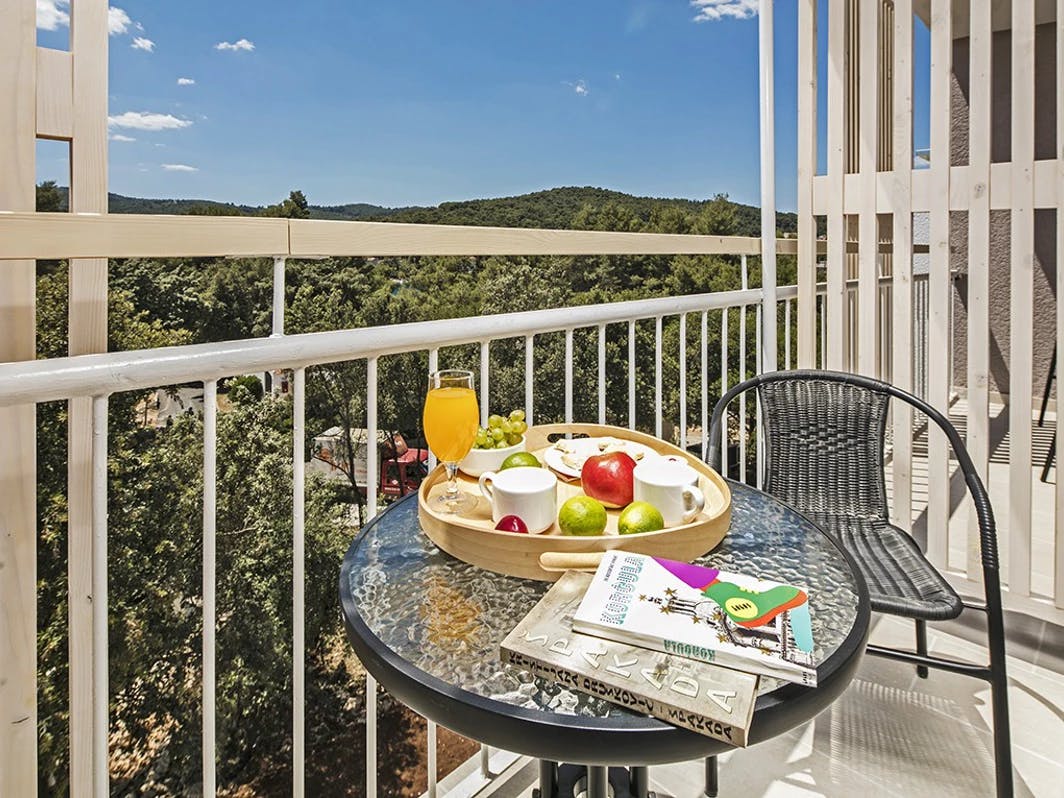 Aminess Vival Port9 Resort - Družinsko poletje na Korčuli, Korčula, Dalmacija, Hrvaška - 324 EUR - 2x nočitev v dvoposteljni Superior sobi z balkonom stran park za 2 osebi (1 otrok do 9,99 let brezplačno), Polpenzion