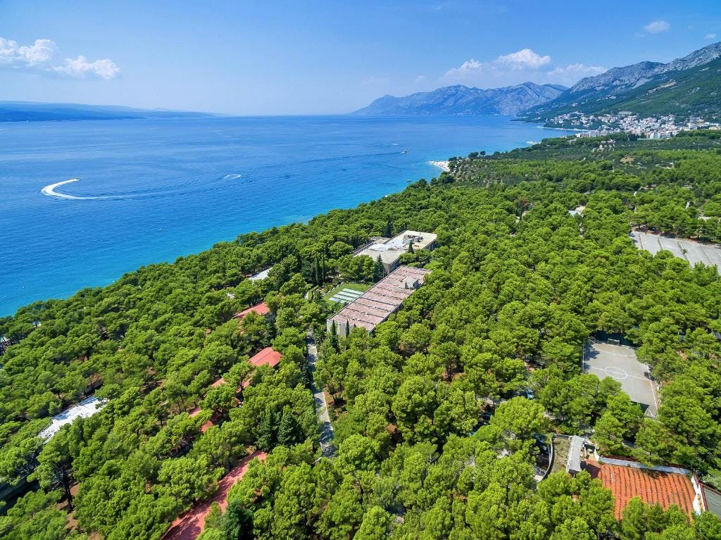 Alemaris Resort - Jesen u obnovljenom hotelu, Baška Voda, Makarska rivijera, Hrvatska - 195 EUR - 2x noćenje u Standard dvokrevetnoj sobi s balkonom za 2 osobe (1 dijete do 11,99 godina i 1 dijete do 2,99 godina besplatno), Polupansion (buffet doručak i večera)